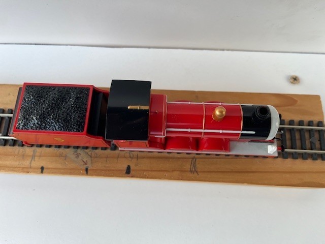 DCC FITTED Bachmann Thomas & Friends – James The Red Engine With Moving Eyes