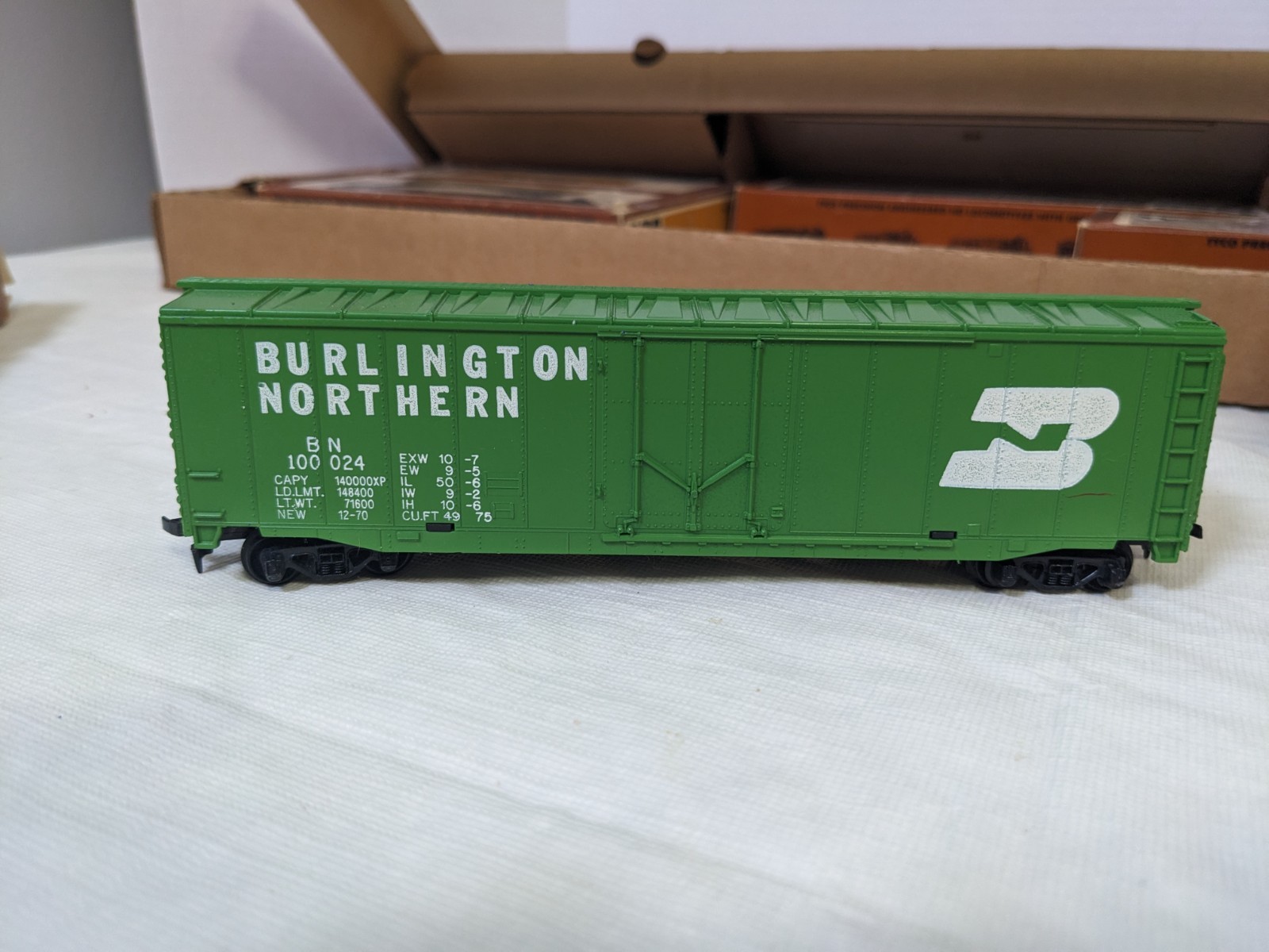 Vintage 1975 Tyco HO Scale Santa Fe Electric Train Set w brochure & price list