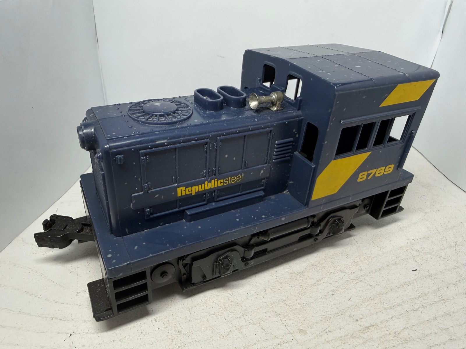 Lionel 8769 Republic Steel Diesel Switcher Engine Locomotive(no motor )