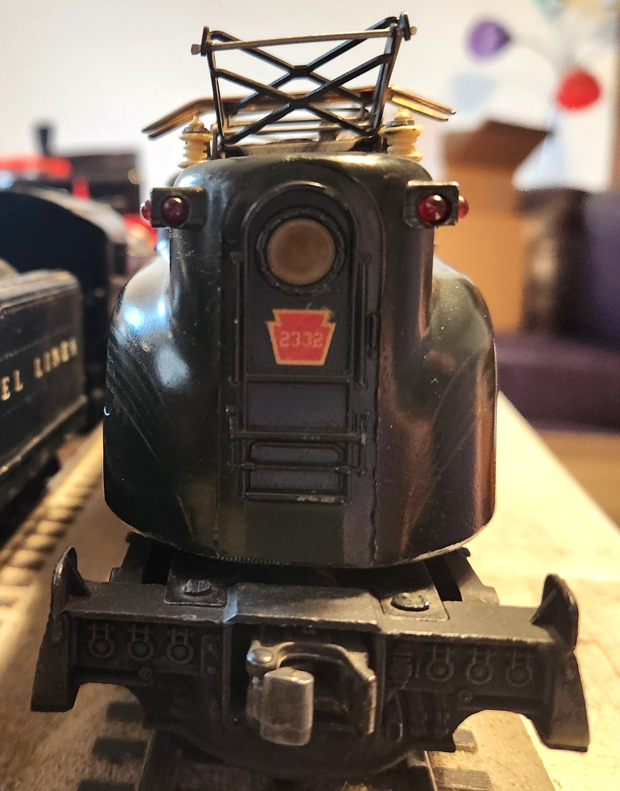 LIONEL POSTWAR 2332 GREEN GG1 IN GOOD CONDITION, CLEAN AND RUNS WELL.