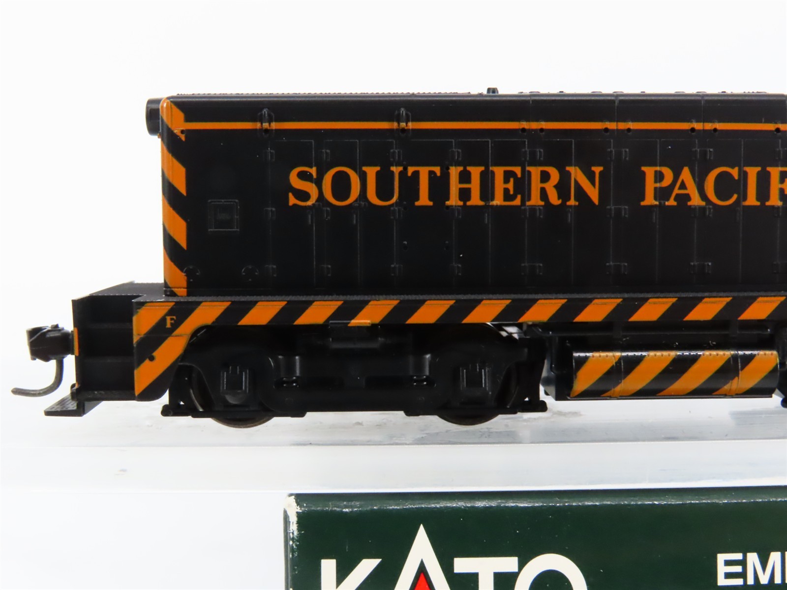 HO Scale KATO 37-1011 SP Southern Pacific EMD NW2 Ph. 1 Diesel Switcher #1319