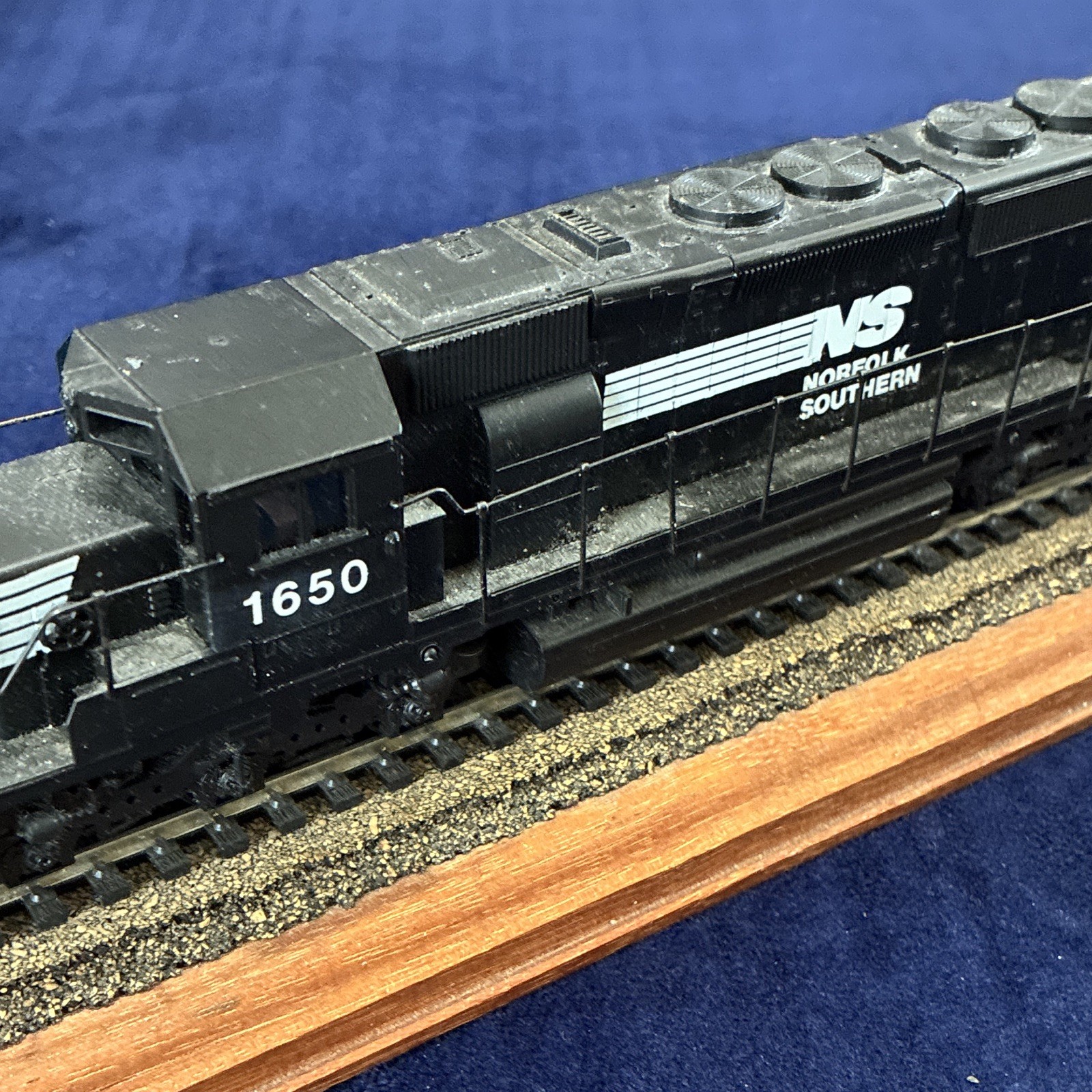 Norfolk Southern 1650 HO Scale Diesel Locomotive Black White Plastic Model