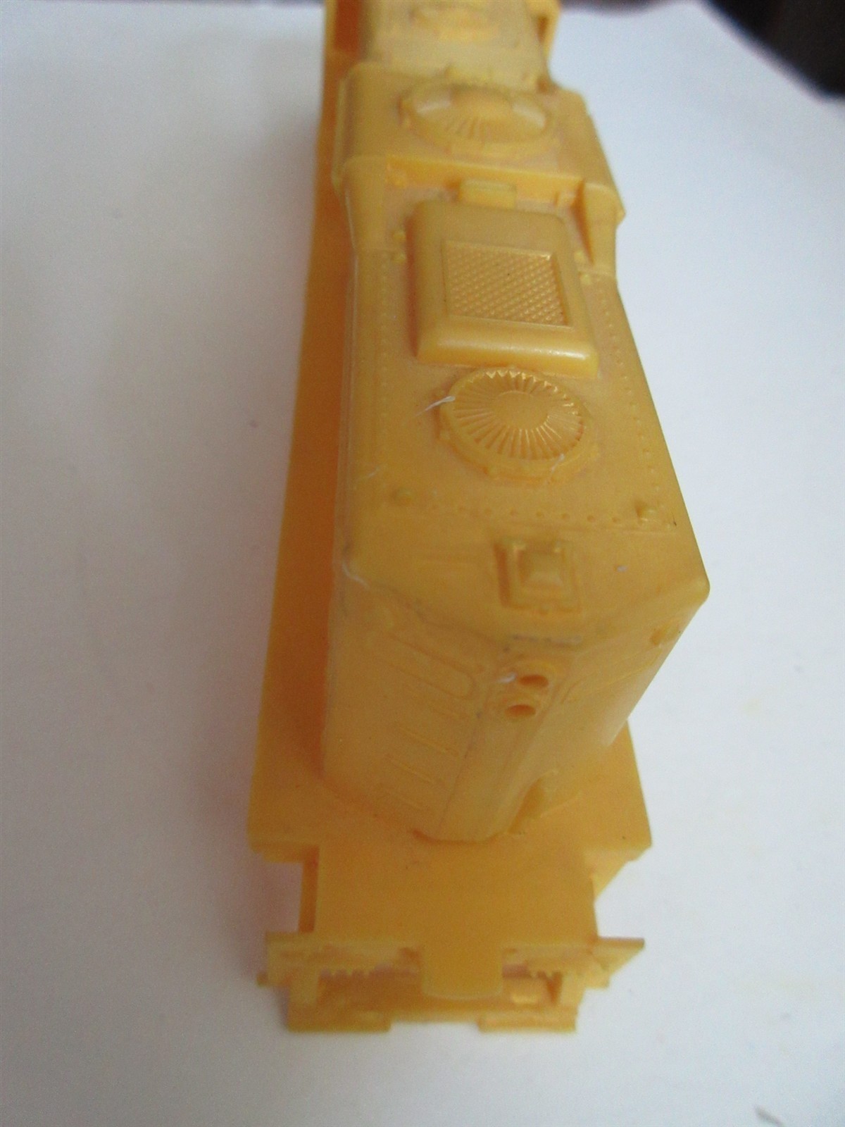 Shell ONLY HO Scale Trains YELLOW LOCOMOTIVE