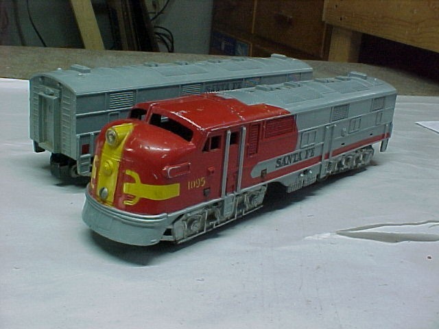 VINTAGE MARX SANTA FE F3 LOCOMOTIVE #1095 A powered & B Dummy Units, Tested