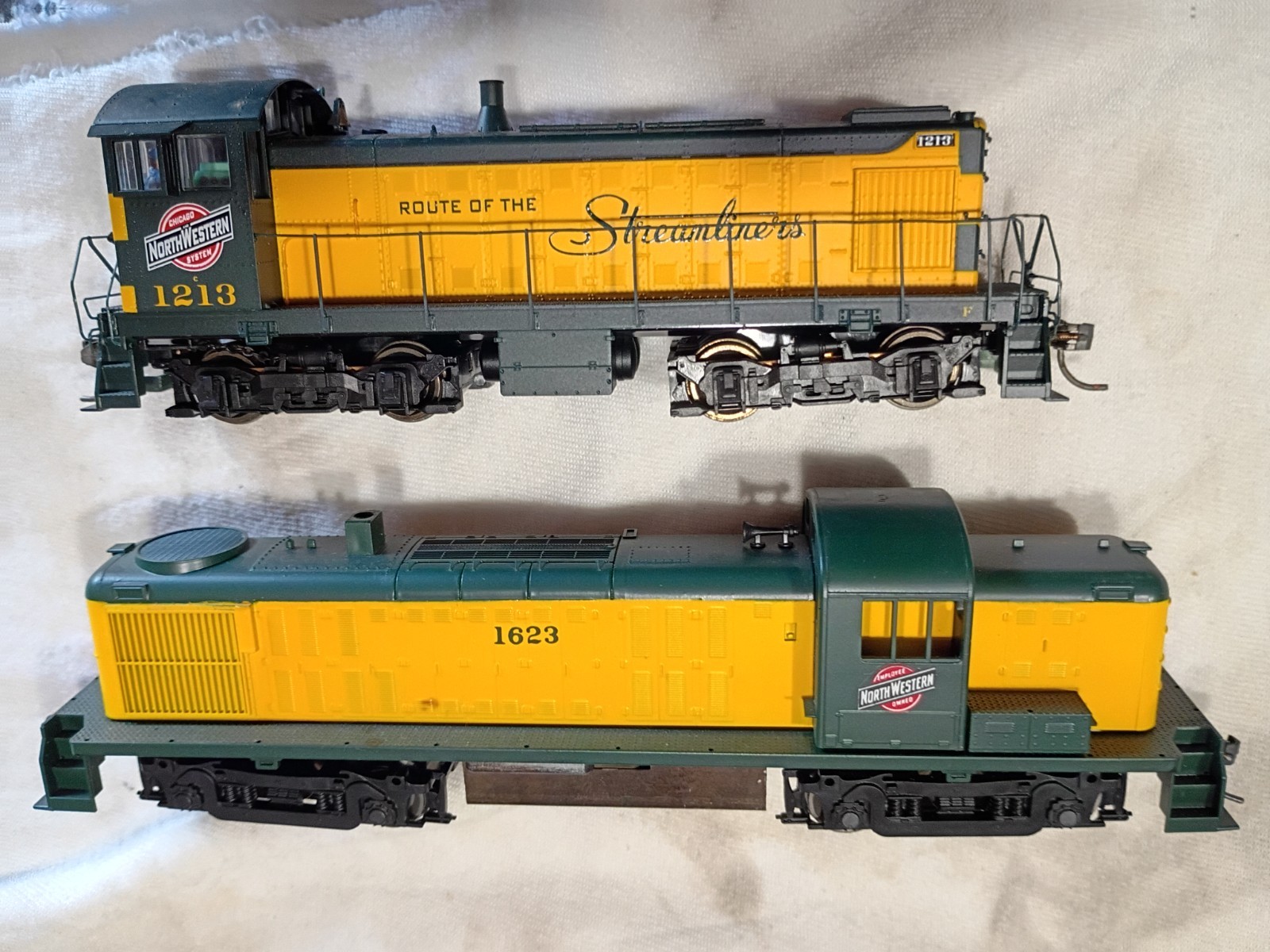 HO Train Diesel Locomotive 2pc lot working C&NW LIFE LIKE & UNMARK used lot C