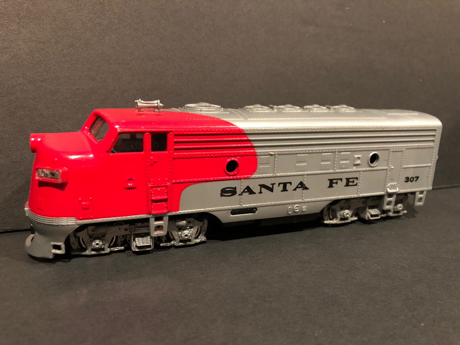HO Scale Bachmann Santa Fe 307 Powered EMD F9 Diesel Engine in Original Box RARE