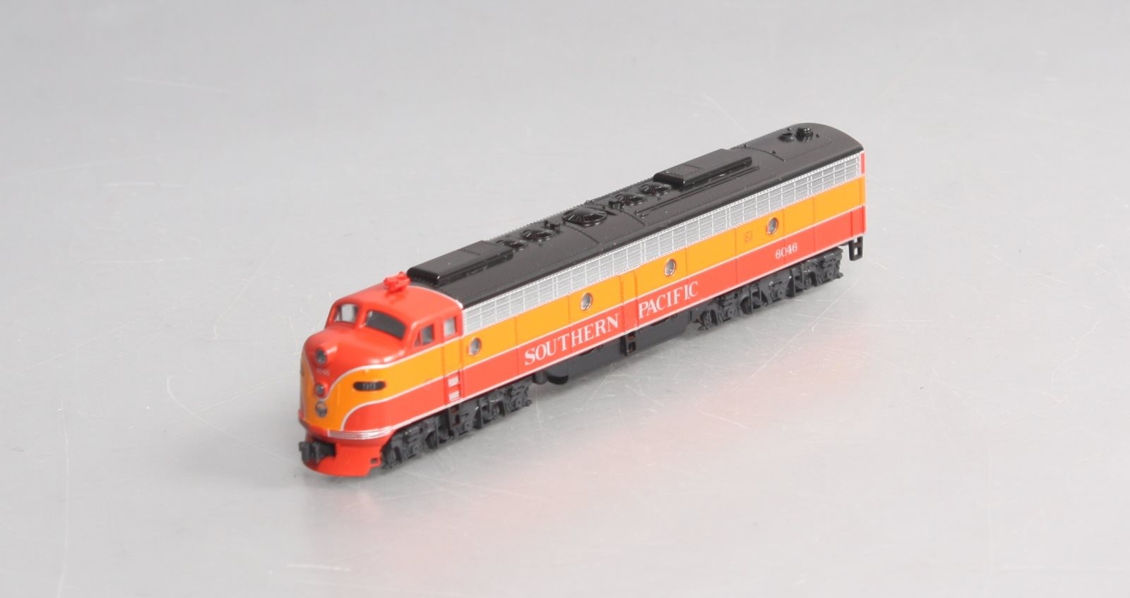 Kato 176-5308 N Scale Southern Pacific E8A Powered Diesel Engine #6046 with DCC
