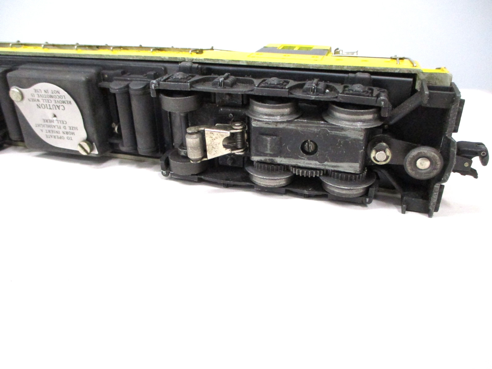 Lionel 2331 Virginian FM Yellow, Black Screw Breaks Postwar O gauge X7784