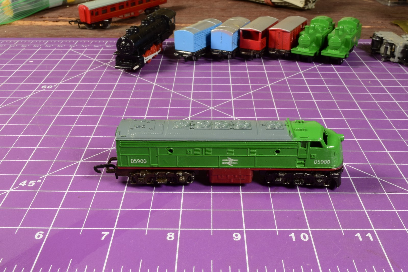 N/OOO SCALE – Lone Star Treble-O-Trains green Locomotive F series even