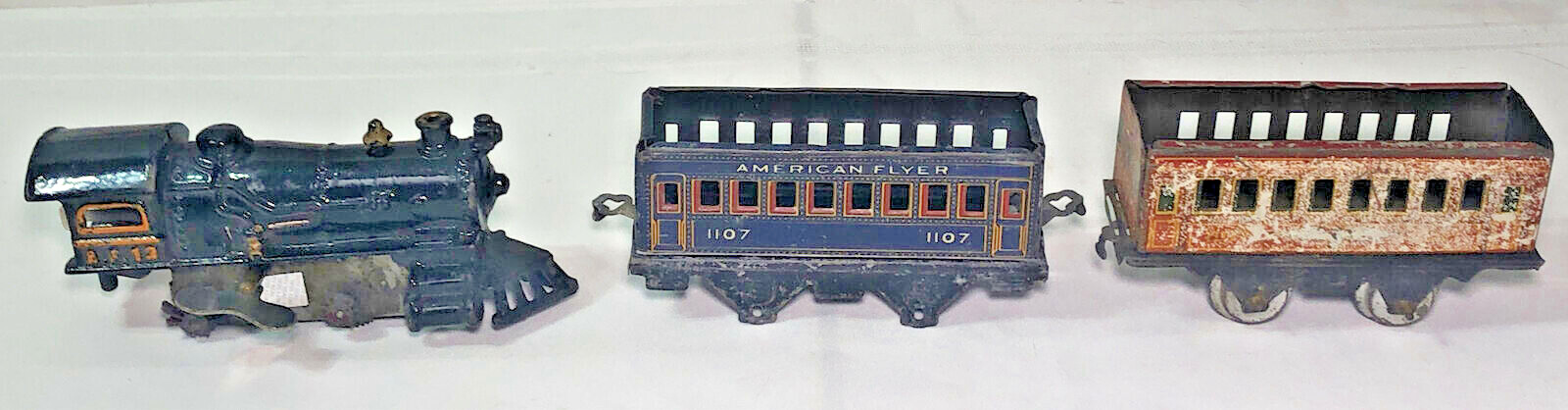 Vintage Cast Iron Wind Up Train Locomotive Engine A.F. 12 with 2 passenger car