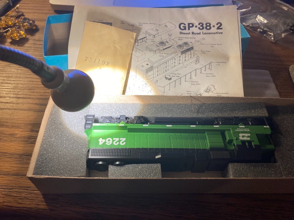Athearn HO Burlington Northern BN 2264 GP38-2 Powered Locomotive #4601 New old s