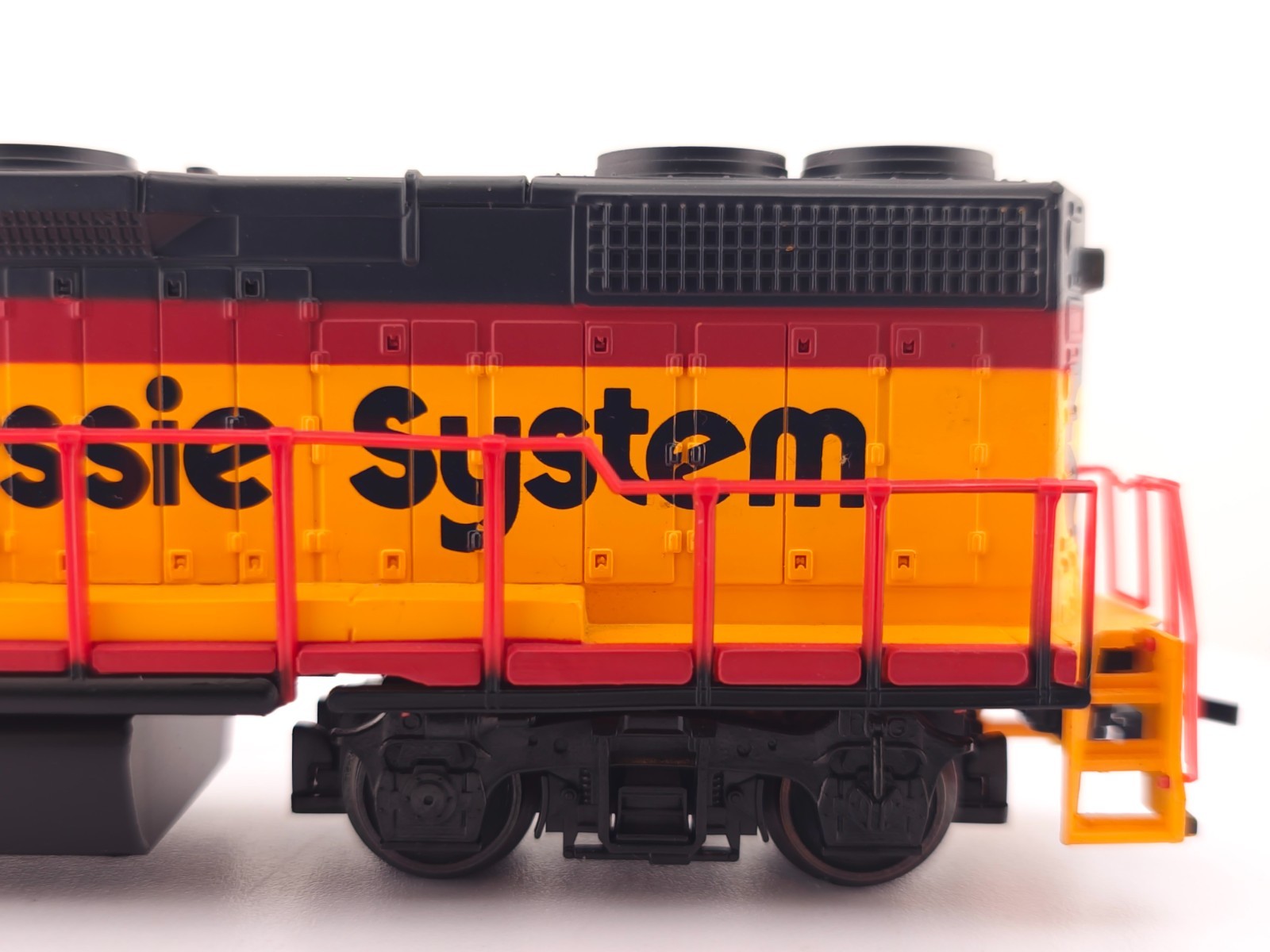 READ Life Like HO Scale 21604 Chessie System GP38 Low Nose Diesel Locomotive Set