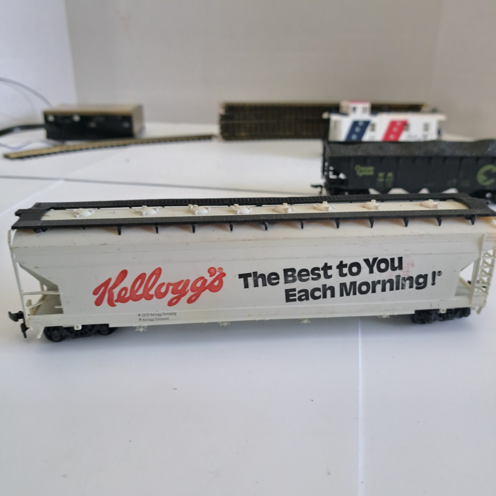 HO Scale AHM Alco Century 424 Central NJ Locomotive 1540, Tender, 3 Cars, Tracks