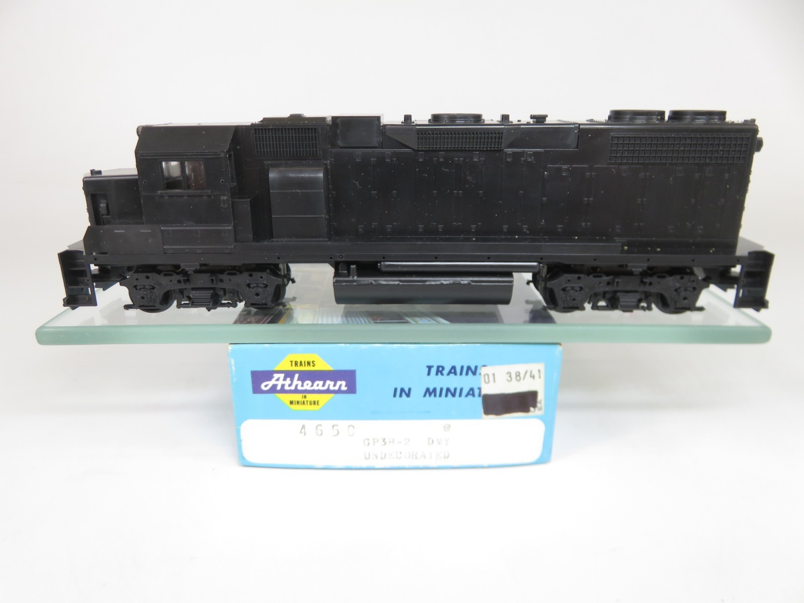 Athearn Blue Box 4650 HO Scale Undecorated EMD GP38-2 Diesel Locomotive Dummy