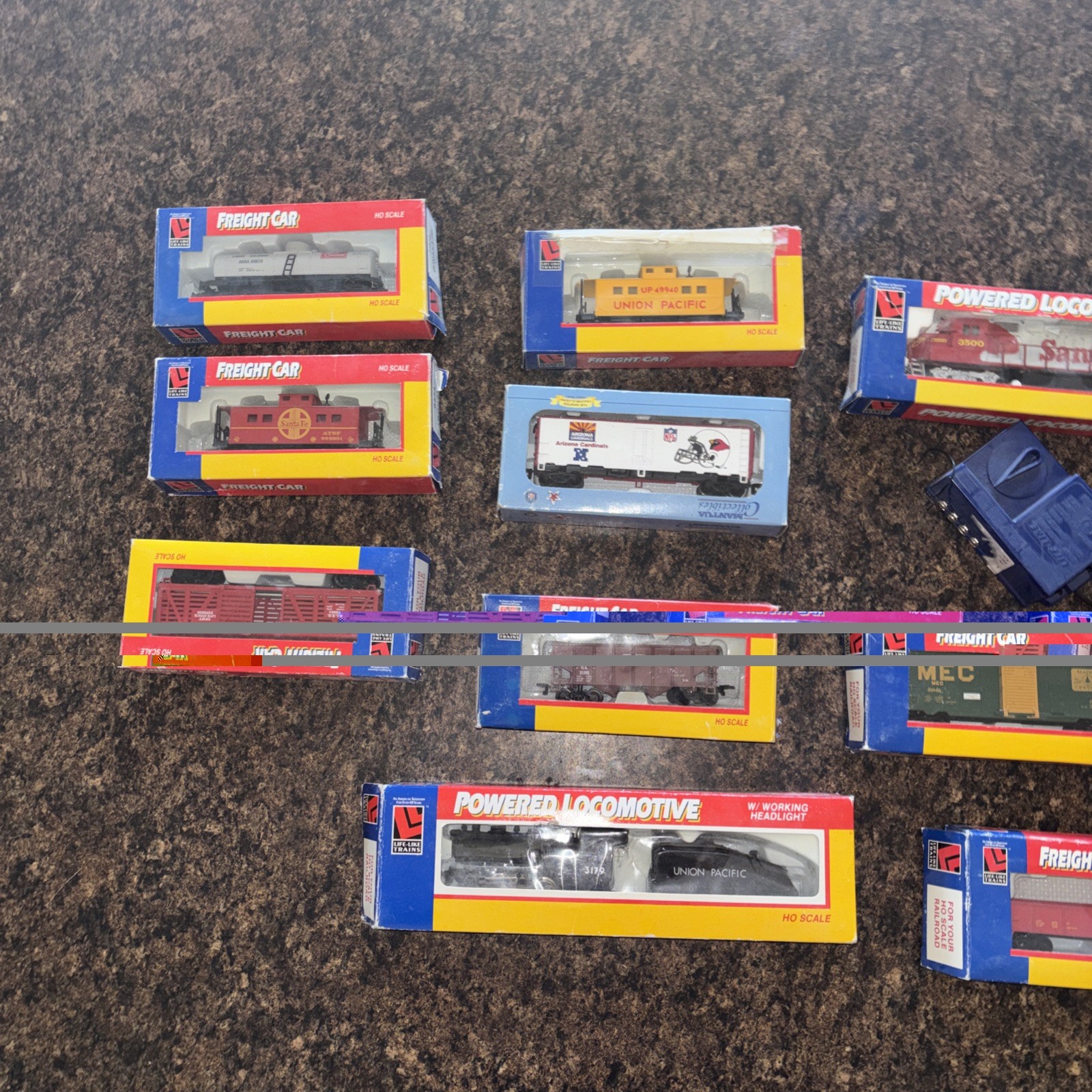 Life Like Trains HO Scale Electric Locomotive freight Car Caboose LOT￼