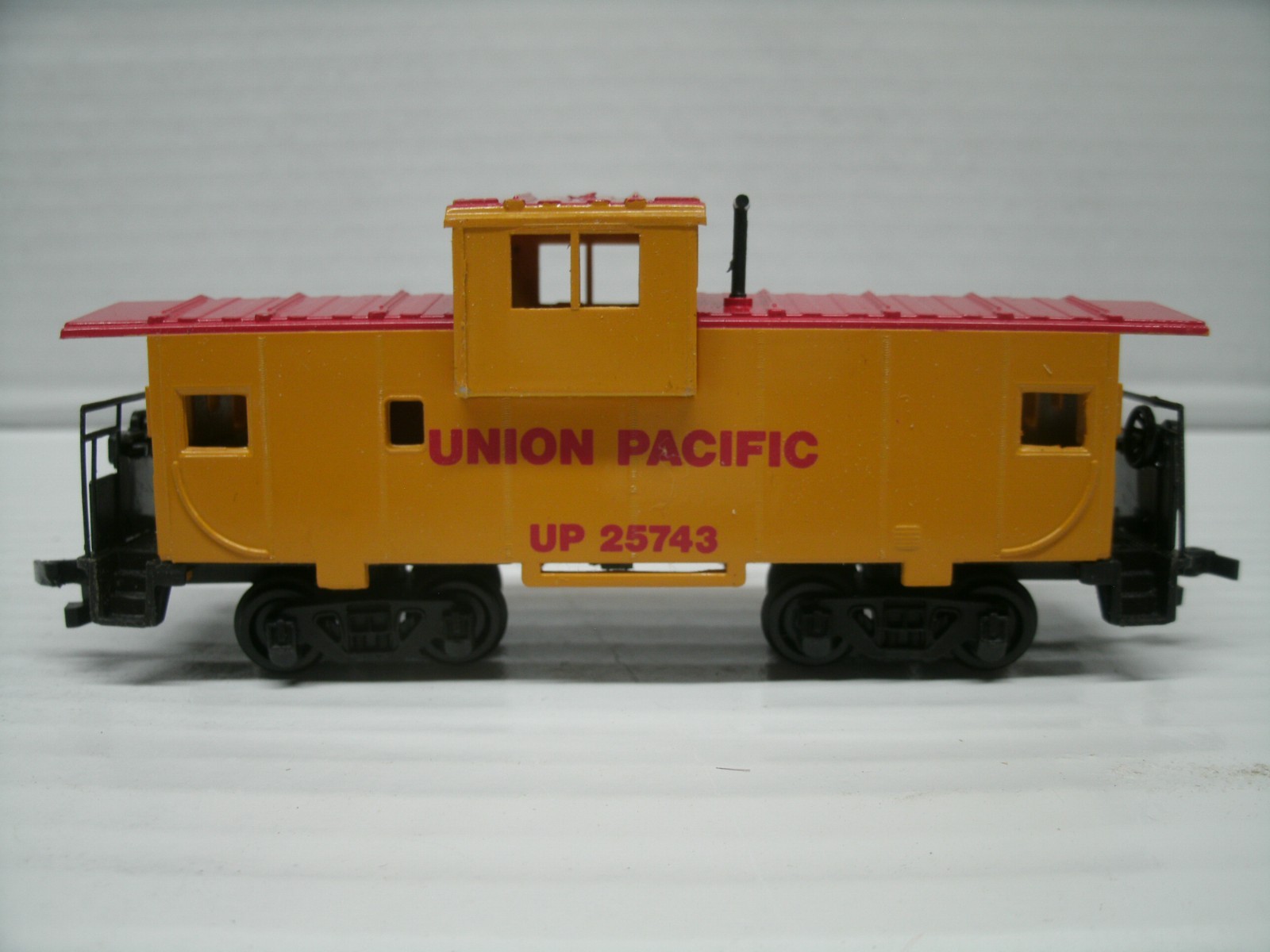 Bachmann Plus HO 31203 Union Pacific 1468 EMD F7A Diesel Loco W/ TWO CABOOSES