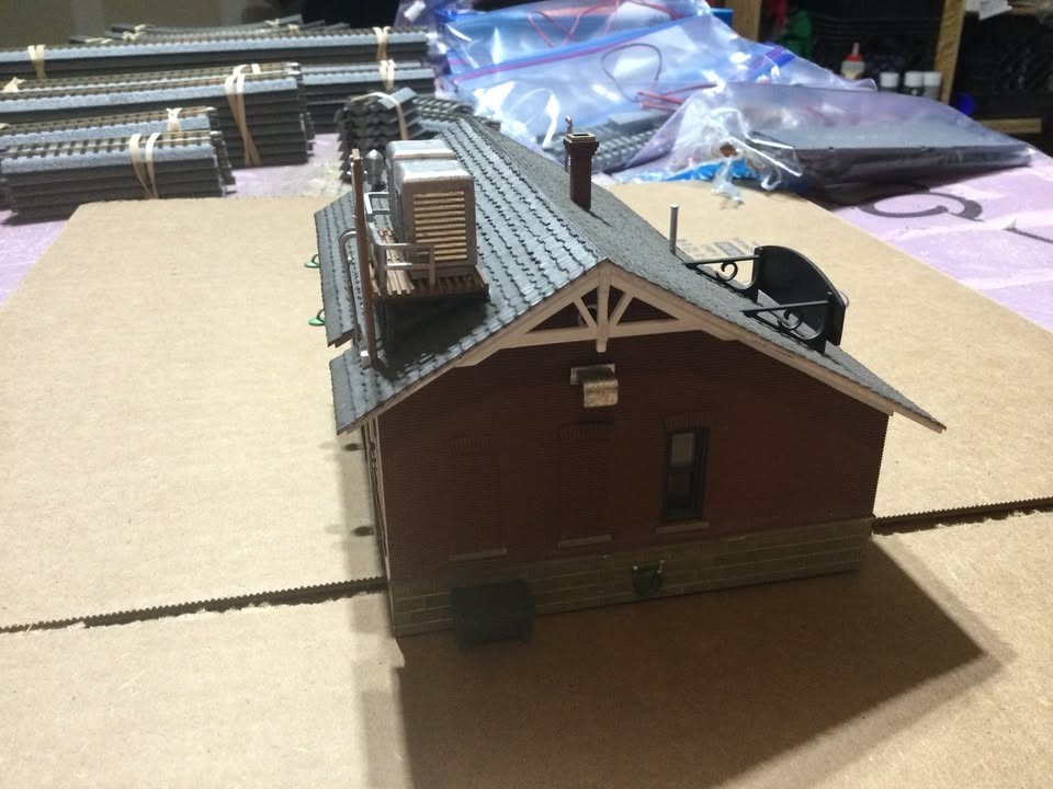 HO-Scale Woodland Scenic 5028 Chip’s Ice House Built-&-Ready Landmark Structure