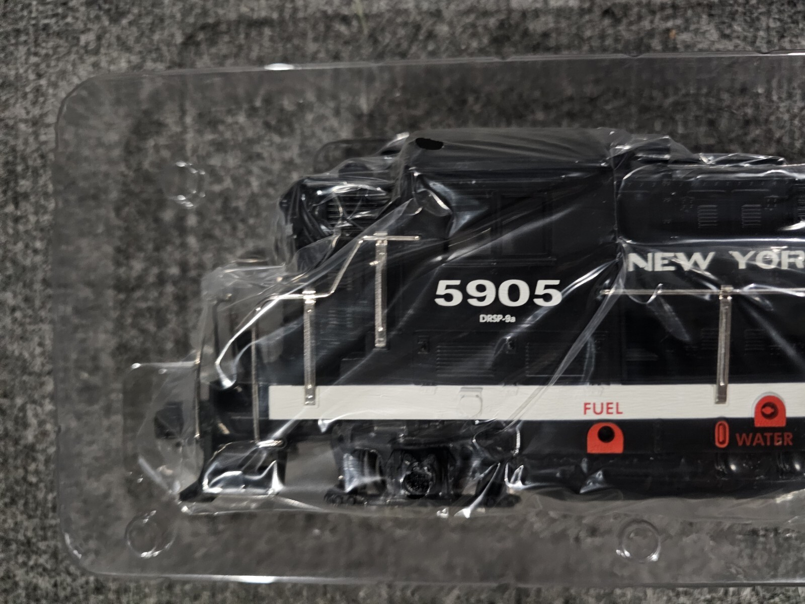 American Railroad Legends RMT-4213 NY CENTRAL #5905 GP Diesel Locomotive