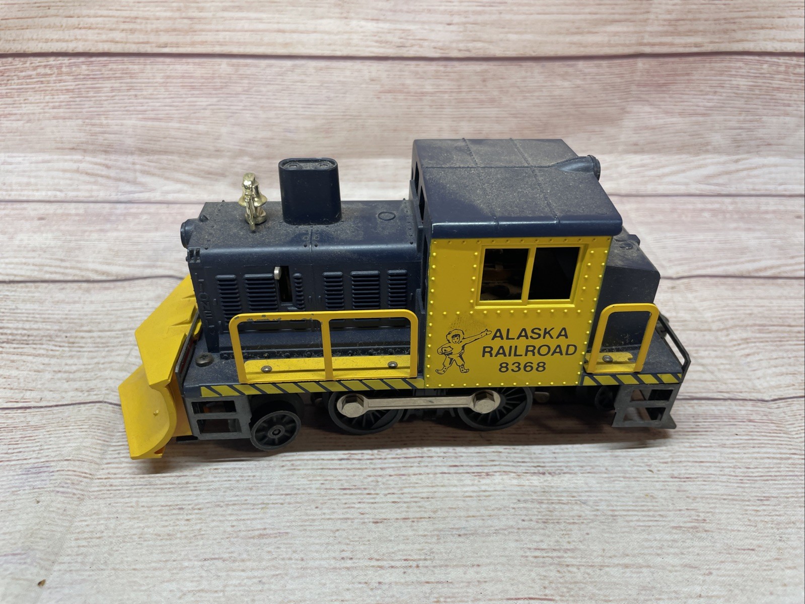 Lionel Alaska Railroad 8368 O Gauge Motorized Switcher Locomotive Snowplow