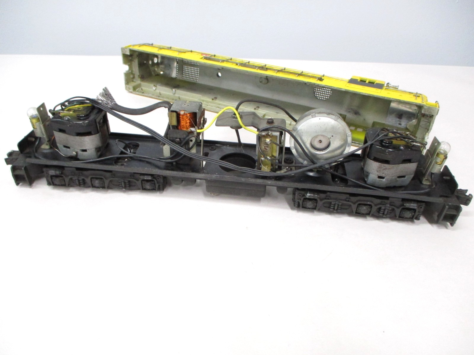 Lionel 2331 Virginian FM Yellow, Black Screw Breaks Postwar O gauge X7784