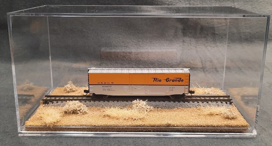 N SCALE -SINGLETRACK 8″ -DISPLAY CASE -“DESERT SCENE” FOR ANY N TRAINS