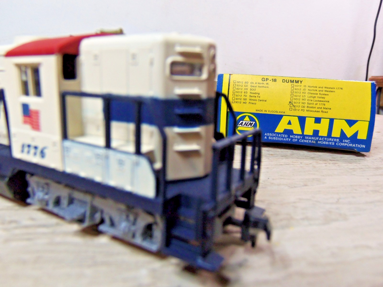 AHM 5012N GP 18 Diesel Spirit of 1776 Seaboard Locomotive, Dummy’s, Caboose