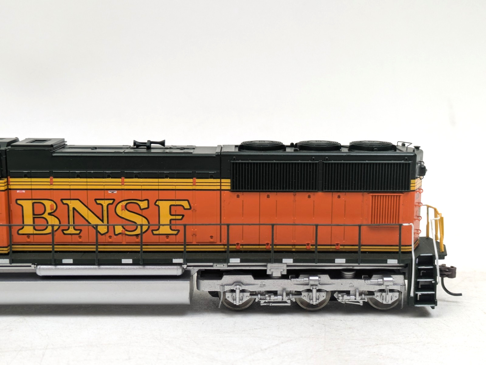 Athearn Genesis G6175 HO BNSF Premium Heritage Diesel Locomotive SD-75M #8236