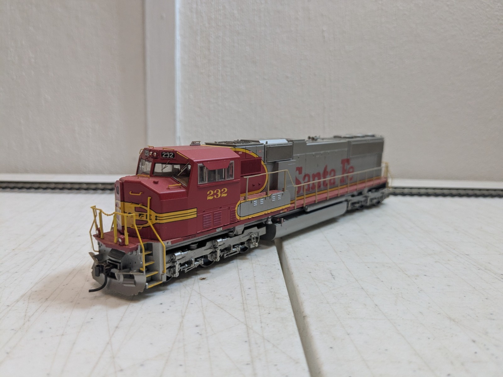 Genesis G62208 – Santa Fe #232 SD75M Diesel Locomotive – DC – HO Scale
