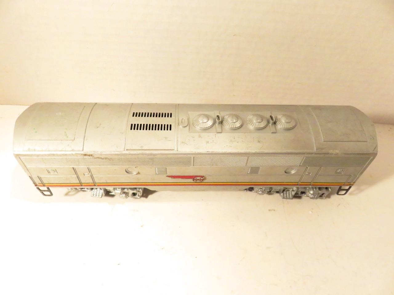 LIONEL POST-WAR SANTA FE F-3 B UNIT- SILVER TRUCKS – ORIGINAL- FAIR- W79
