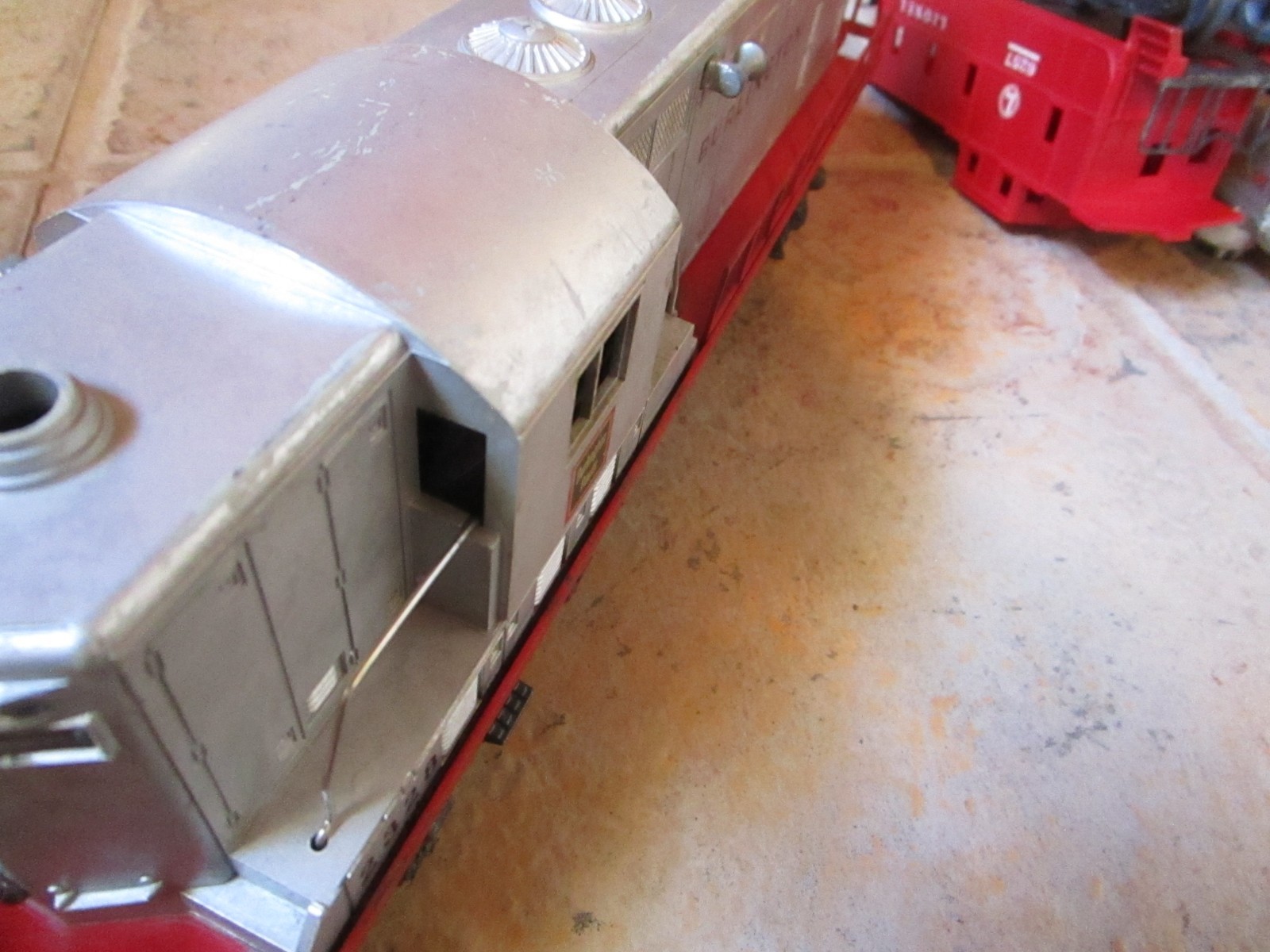 1950’S LIONEL O GAUGE 2328 BURLINGTON ROUTE GP-7 POWERED DIESEL RUNS WITH 5 CARS