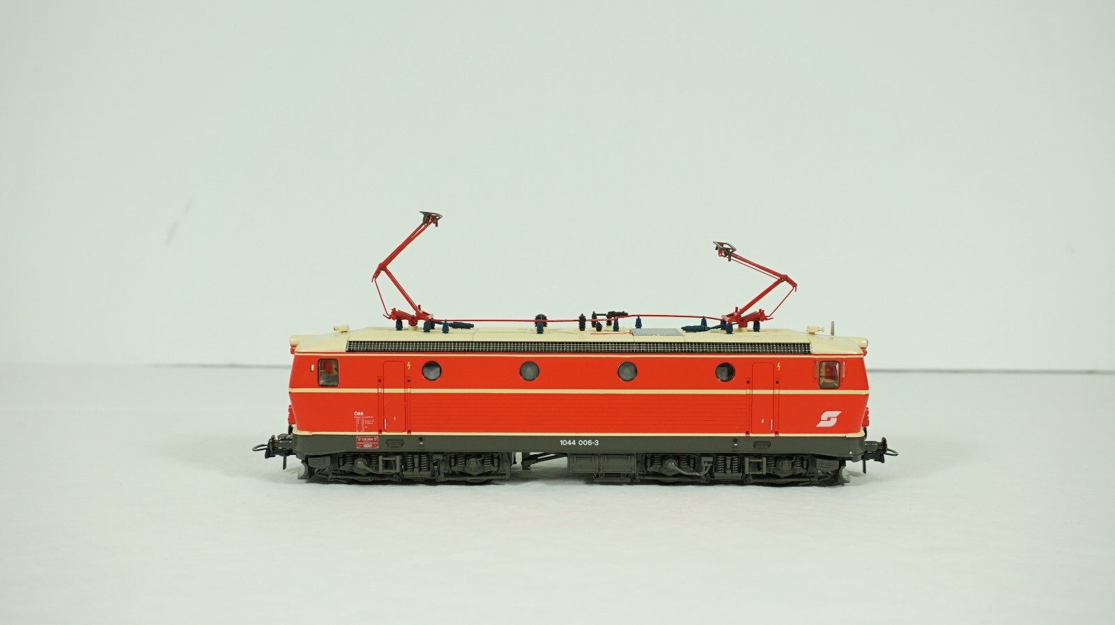 Roco HO Scale OBB Austrian Railway Type 1044 Electric Engine Item 43943 NEW W15