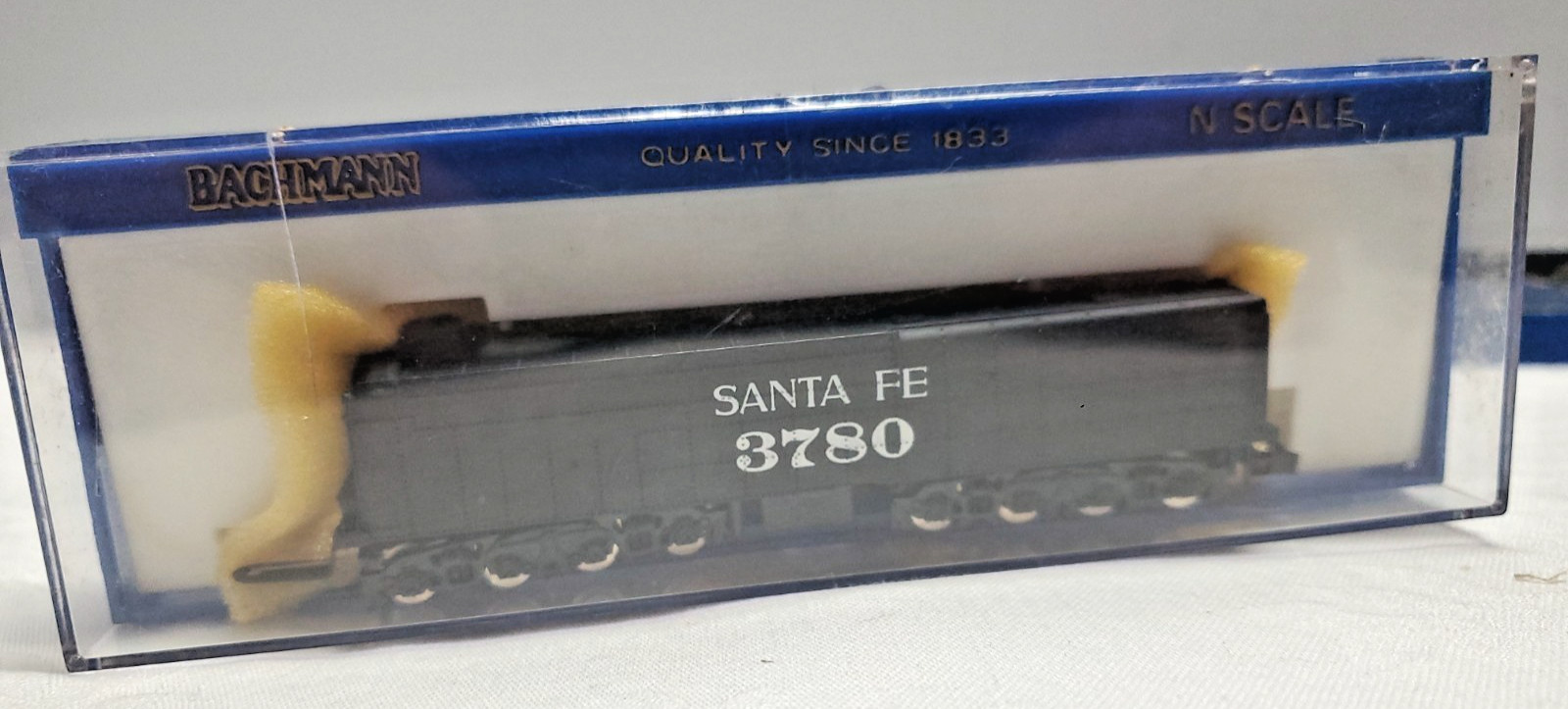 Bachmann N Scale Santa Fe 4-8-4 Steam Loco & Tender 3780, Diesel 353, & 13 Cars
