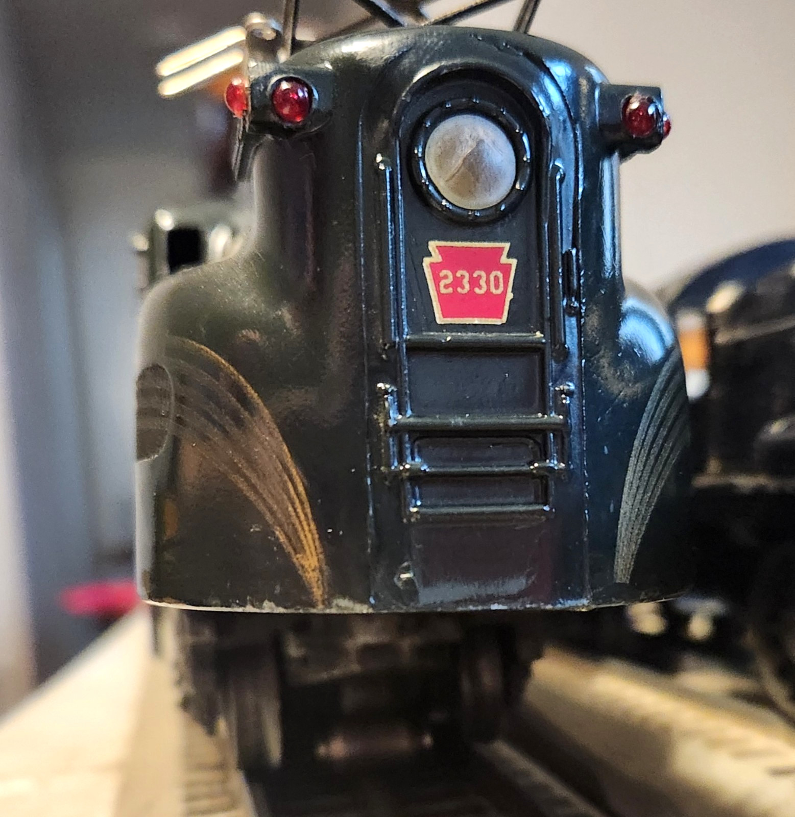 LIONEL POSTWAR 2330 GREEN GG1 FOR PARTS OR RESTORATION, VERY CLEAN SHELL. RUNS.