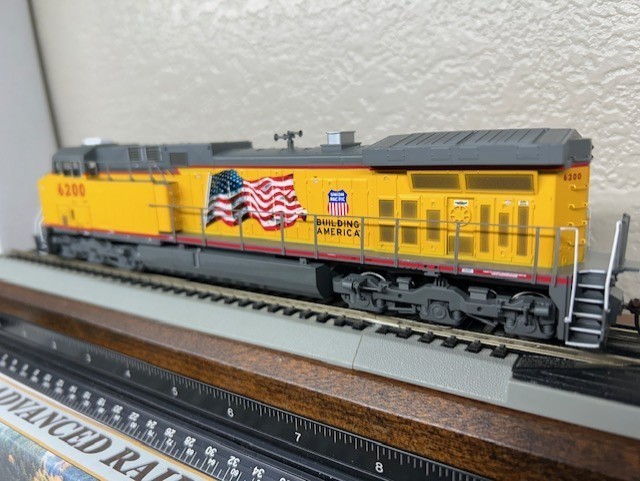 UNION PACIFIC- AC4400 ” BUILDING AMERICA FLAG ” LOCO- DC/DCC ready HO Scale NEW