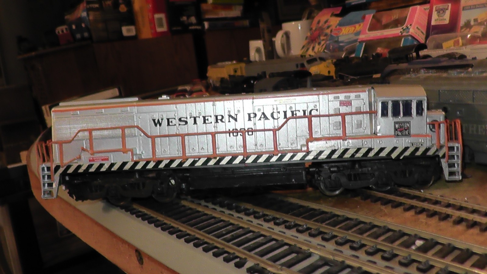 ho western pacific rivarossi diesel locomotive runs on track