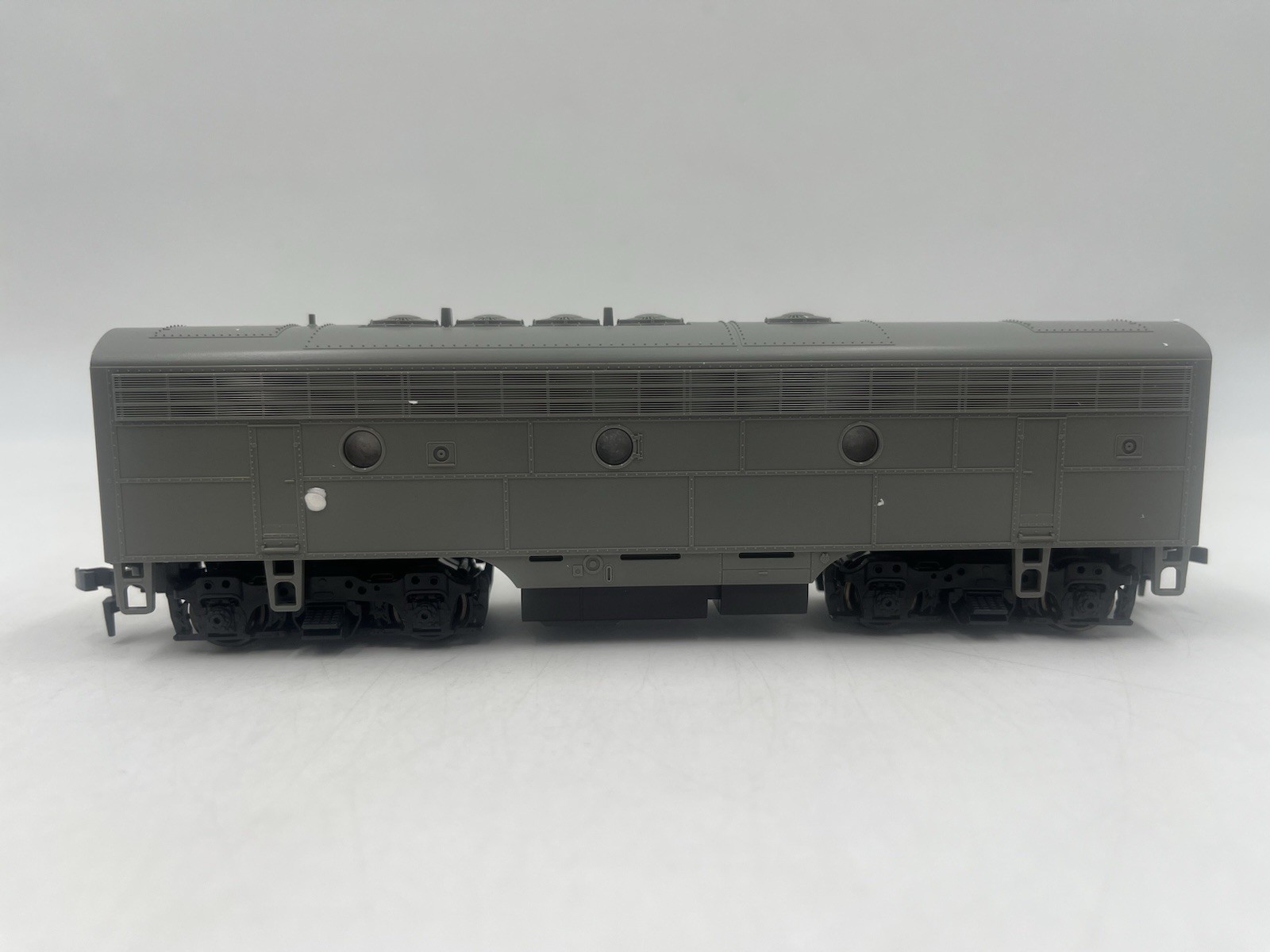 Ho Scale Stewart Hobbies 9001 F7B Phase 1 Early Undecorated Powered Locomotive