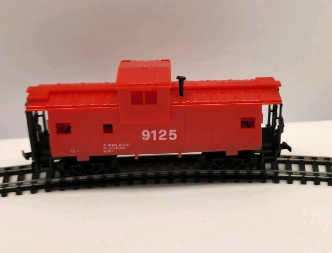 MODEL POWER HO 9125 OFFSET CUPOLA CABOOSE RED SAFETY RAIL CAR NOS C41