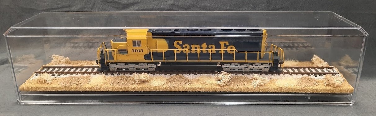 HO SCALE 16″ SINGLE TRACK DISPLAY CASE- “DESERT SCENE”- FOR ANY HO TRAINS