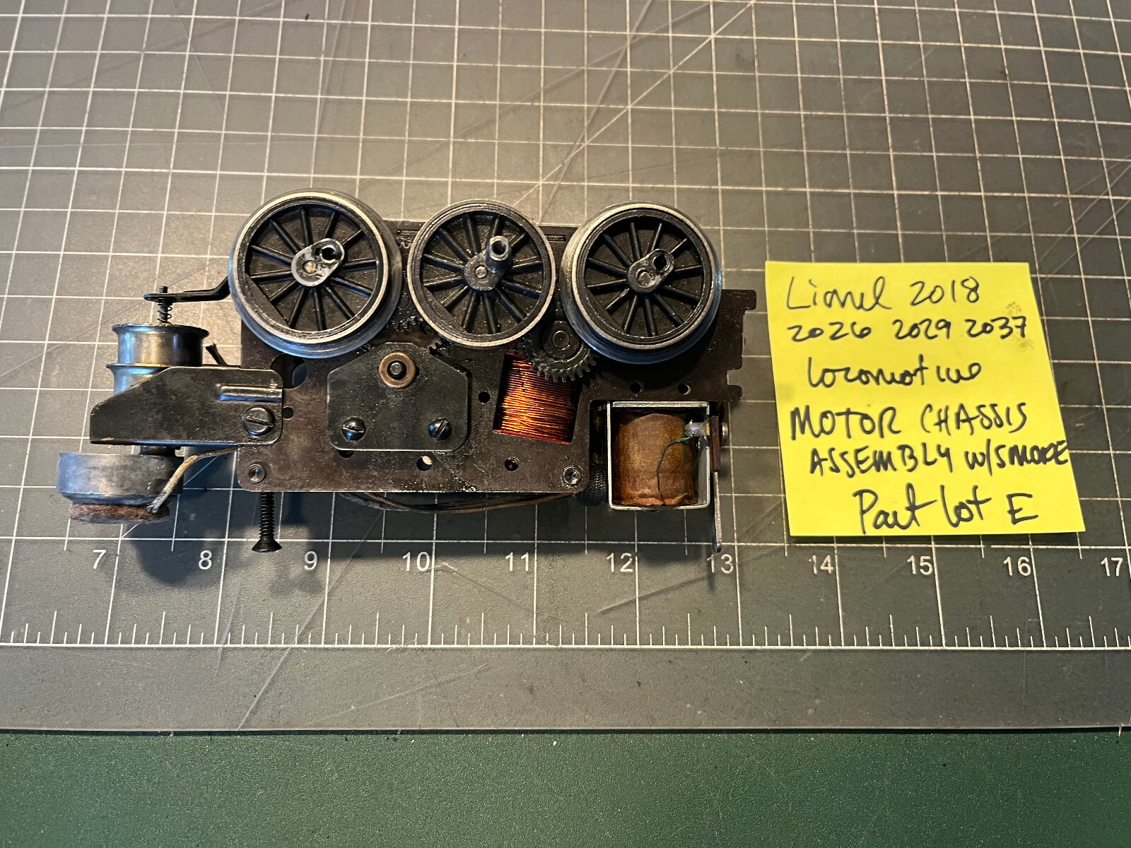 Lionel Train Locomotive 2026 SIX WHEEL MOTOR ASSEMBLY SMOKE UNIT RUNS PART LOT E