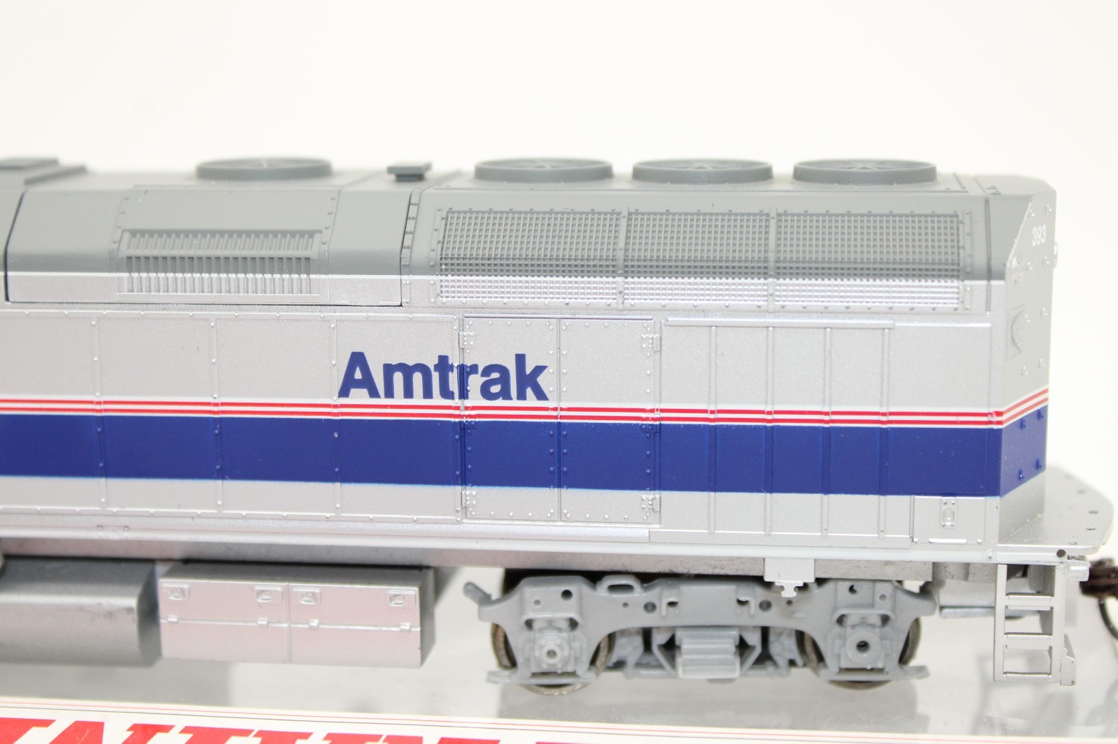 Walthers HO Scale Amtrak Ph. IV EMD F40PH Diesel Locomotive #393 931-323