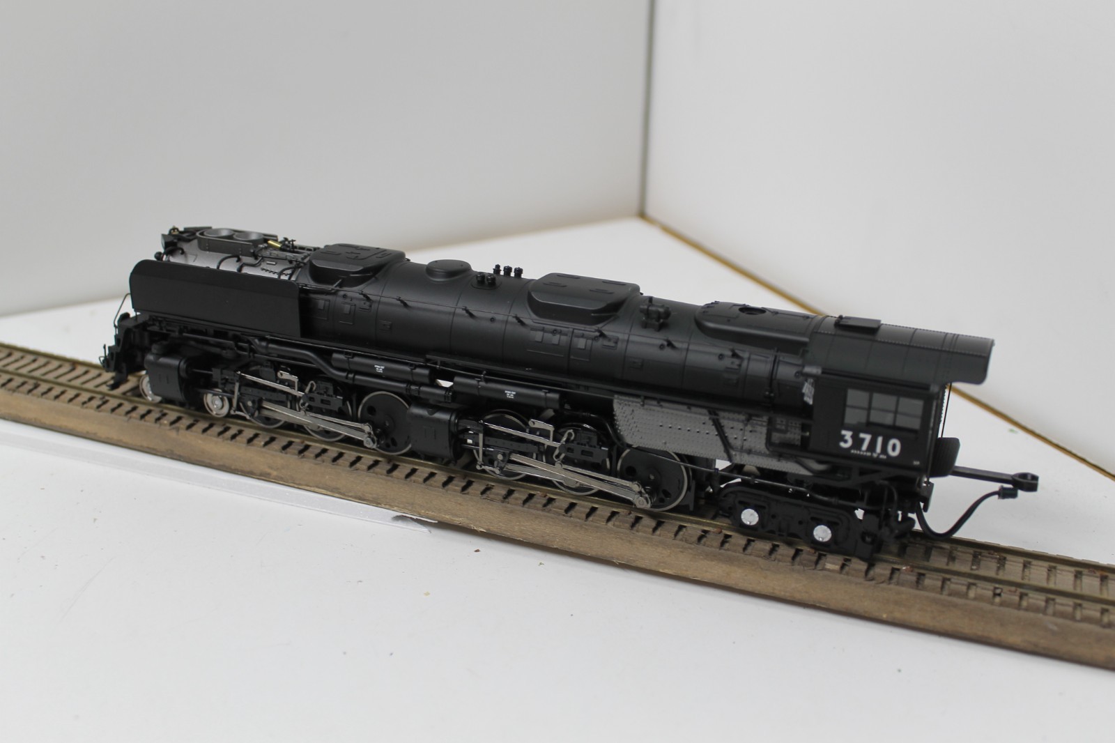 Athearn Genesis 97224 HO Scale 4-6-6-4 Challenger UP 3710 w/Sound Union Pacific