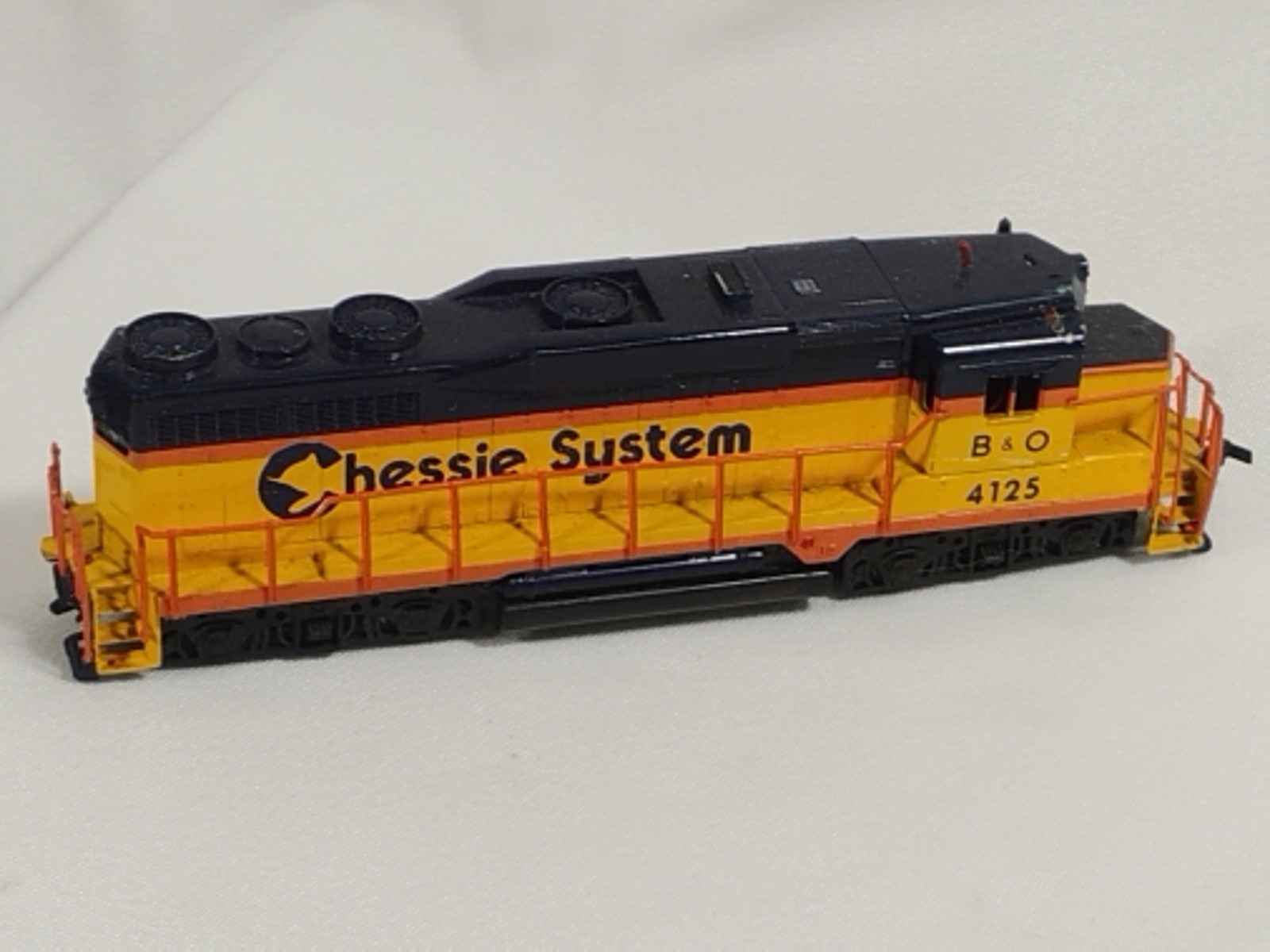Bachmann HO Diesel Locomotive 4125 Chessie System B&O Yellow Blue Orange