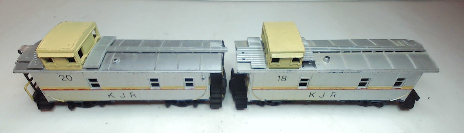 Hand-painted AHM HO RS-2 Diesel Locomotive, 2 Cabooses – Roco, Unbranded (DL076)