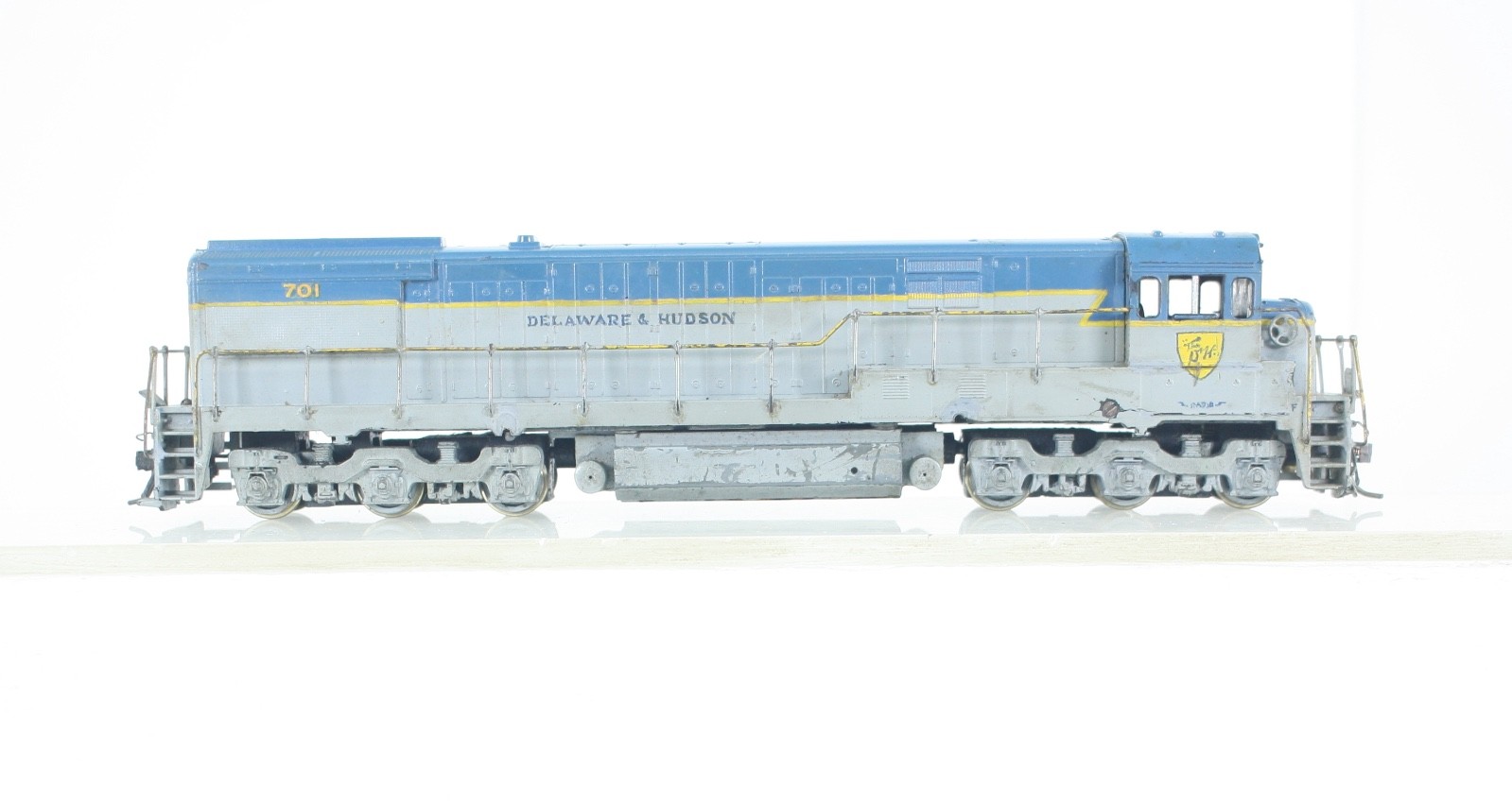 HO Scale Hobbytown of Boston / Athearn Delaware & Hudson U28C Custom Diesel Loco