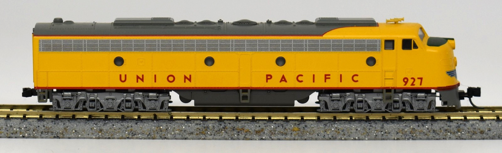 KATO N 1:160 #927 UP UNION PACIFIC EMD E8/9 A DIESEL 176-263 LNIB RUNS GREAT