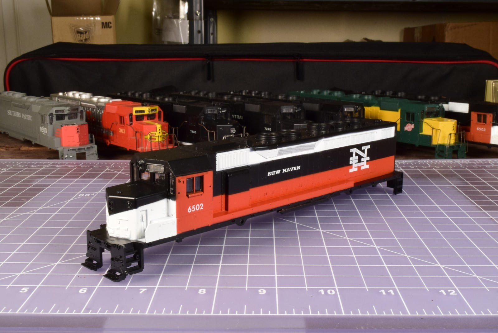 HO SHELL SDP40 New Haven 6502 no railings, cab/eyebrow insert NHV