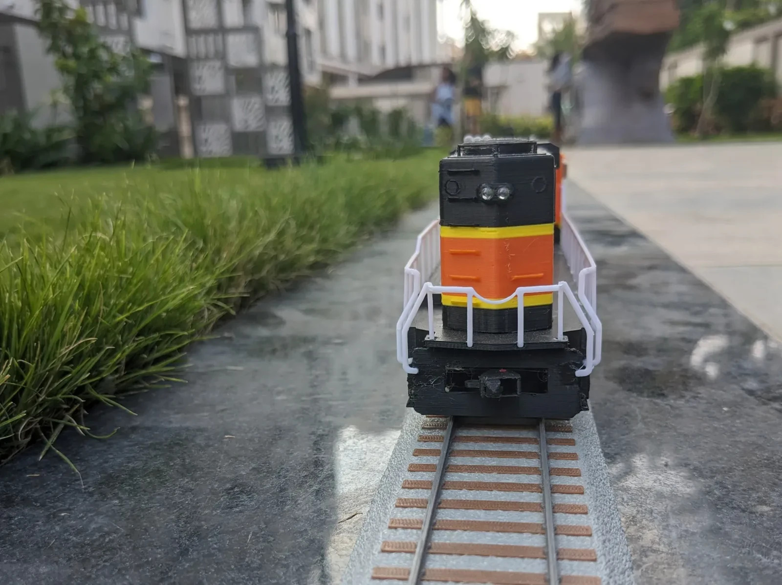 S‑Scale GP60AB Locomotive – Strong Plastic Model w/ Auto Coupler & Bogies