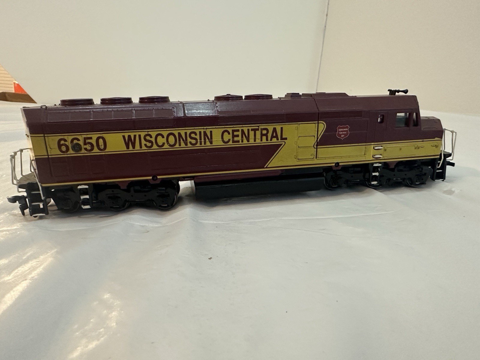 Athearn HO Wisconsin Central BB F45 Locomotives #6650 powered & #6654 dummy
