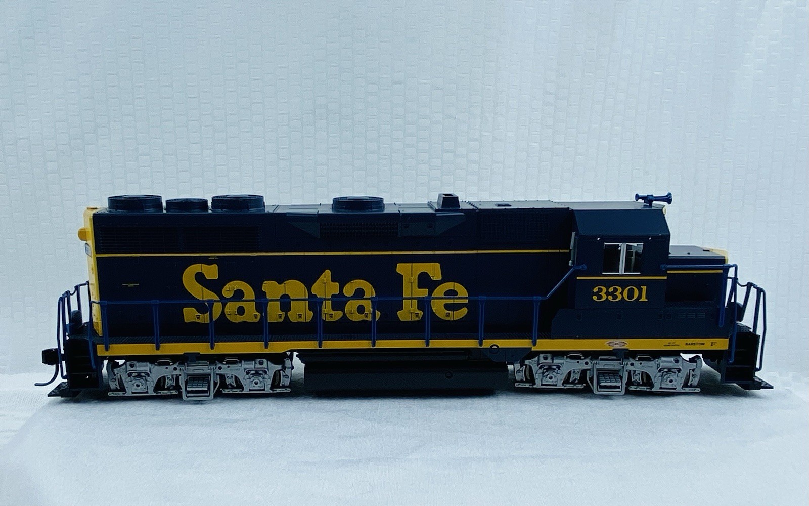 Kato HO Scale 37-3021 with DB EMD GP35 Phase Ia AT&SF Dress Blue 3301 Locomotive