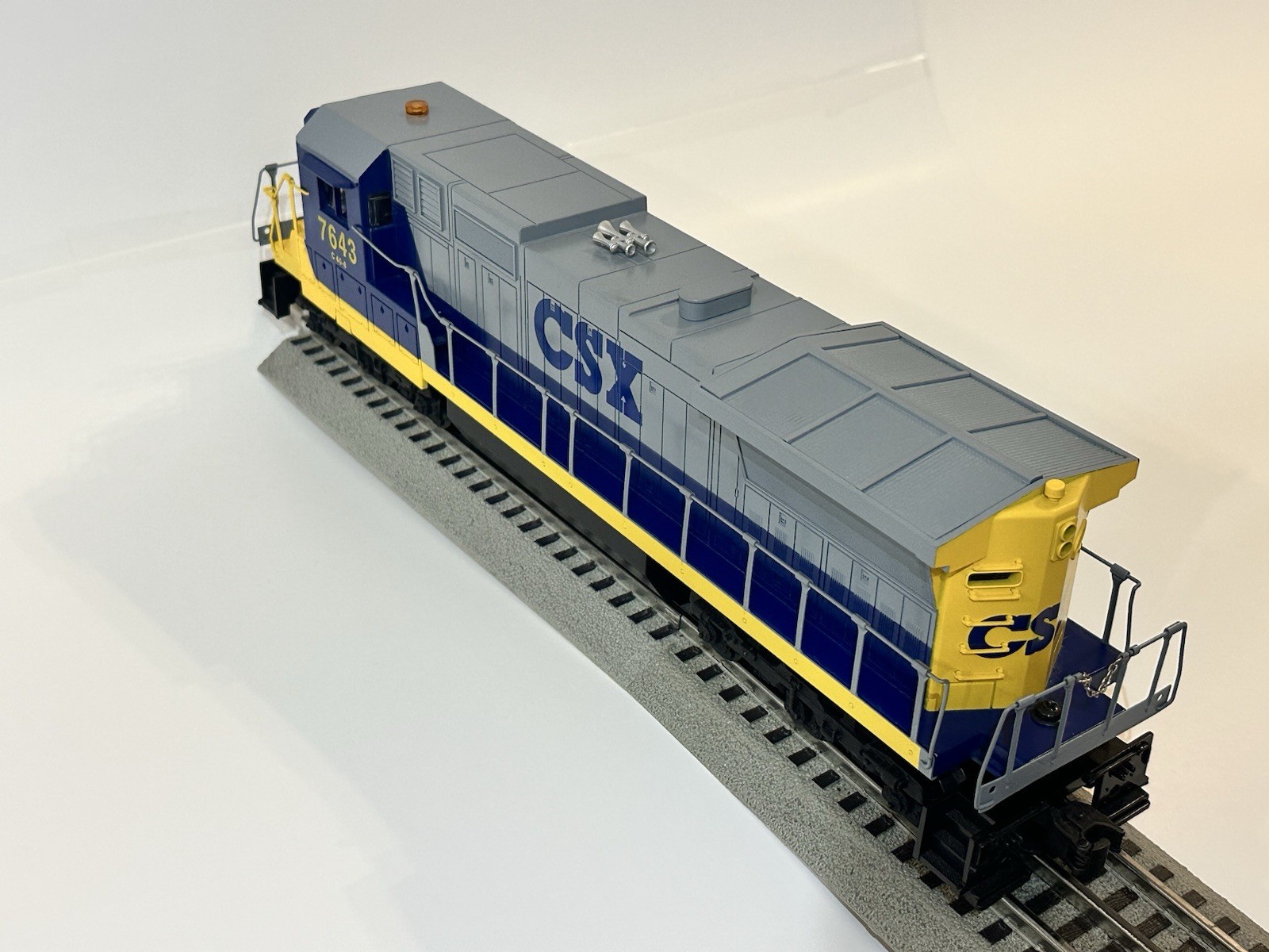 Lionel 6-18215 O Gauge CSX Dash 8 40-C Diesel Engine #7643 EX+/Original Box